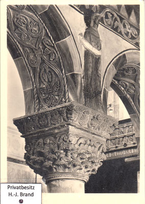 Mittelschiffsarkade mit Stuckornamentik; Ende 12. Jh.