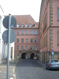 Ostausfahrt durch das ehemalige Regierungsgebäude an der Stelle des einstigen Petrustors